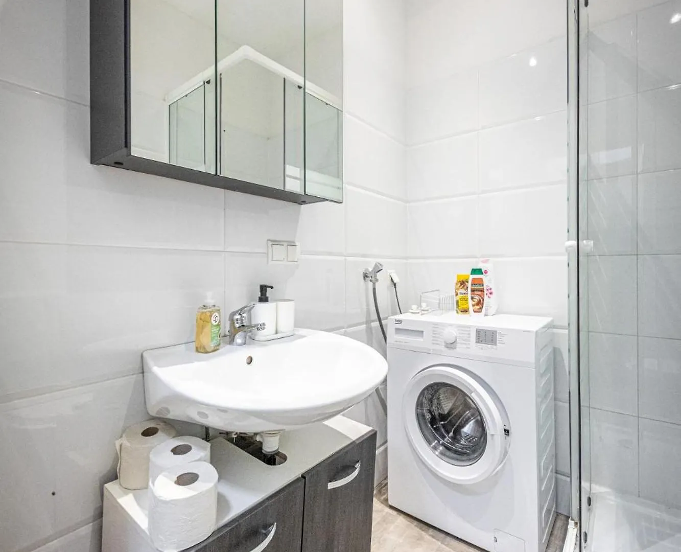 Central & Affordable By Jr City Apartments Vienna Homestay