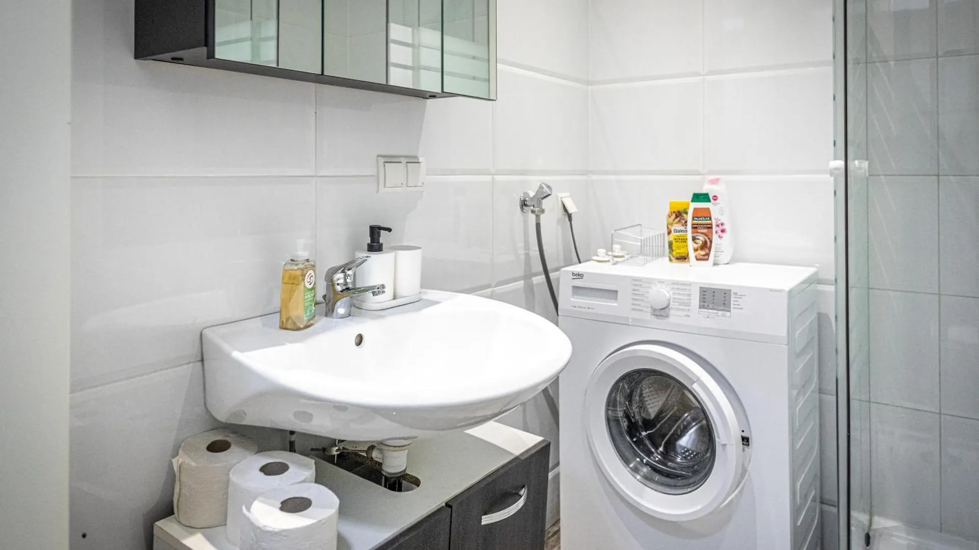 Central & Affordable By Jr City Apartments Viena